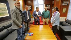 Lores, Tino Fern�ndez y Anabel Gul�as recibieron en el Concello a representantes de la Fanpa