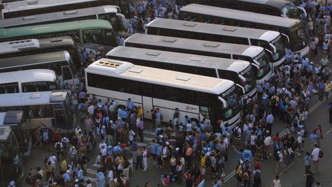 Imagen de los autobuses que traslasdaron a la afici�n del Celta a Sevilla para la final del 30 de junio del 2001.