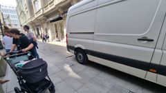 Una furgoneta de reparto en el casco hist�rico de Lugo