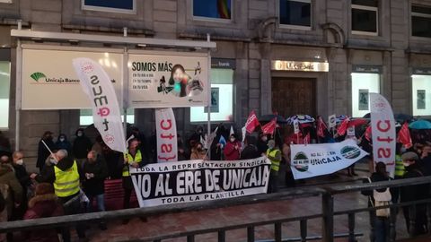 Concentraci�n de trabajadores de Unicaja contra el ERE en la entidad  
