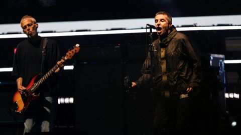Arriba, el bajista Andy Bell y el cantante Liam Gallagher en el primer concierto de la gira, celebrado en Cardiff.