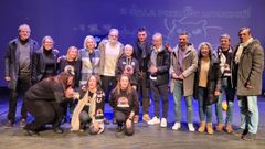 Premiados y miembros de la Asociacin Basket por Libros, adems de representantes institucionales, tras la segunda gala de los Premios Mouchio en Celanova.