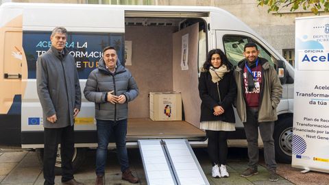 Marcos Valio, director del rea de Transparencia y el diputado Jorge Pumar visitaron el punto de informacin itinerante del programa que estuvo en la calle del Paseo