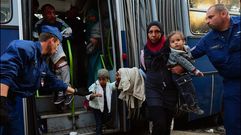 Una familia de inmigrantes llega a Roszke