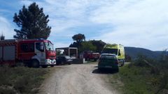 Veh�culos de los bomberos y de los servicios sanitarios en la zona de Pena do Castelo, en Sober