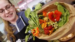 En � con til se pueden encontrar flores de capuchina, tajete, ajo silvestre, col y r�cula para comer en ensaladas
