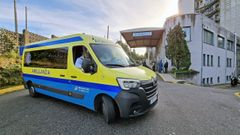Un coche de Ambulancias Civera, en la entrada de urgencias del Hospital Montecelo, en Pontevedra