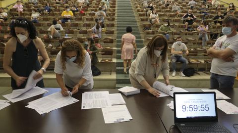 Imagen de la pasada selectividad en Santiago, con las profesoras contando los ex�menes para repartirlos por el aula