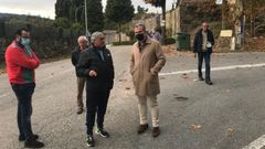 El portavoz del PP, Rafa Dom�nguez, con vecinos de Ponte Sampaio