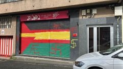 Bandera espa�ola y esv�sticas sobre la persiana de la asociaci�n cultural Art�bria, aparecidas de madrugada.