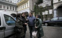 El alcalde, Fern�ndez Prado y las edilas de barrio ante el bajo (con maleza) donde ir� la escalera. 