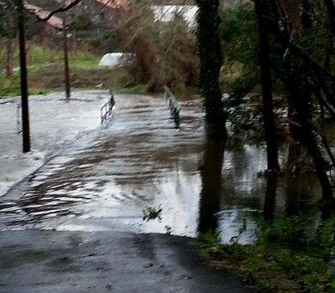 As� estaba el domingo el puente de acceso al n�cleo de Codesido.