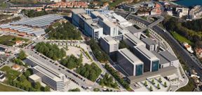 As� ser� el futuro centro seg�n las recreaciones de la Xunta. Tendr� el doble de superficie que el actual y estar� rodeado de un anillo perimetral de circulaci�n. La entrada principal se situar� en la actual parte trasera del hospital. El centro contar� con unas 2.600 plazas de aparcamiento en su entorno y en subterr�neos.