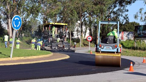 Obras de asfaltado en una rotonda en A Illa de Arousa, en una imagen de archivo.