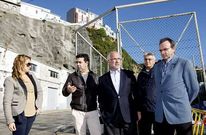 Dur�n (en el centro) junto al alcalde, Eduardo Parga, Miguel Fern�ndez y un miembro del p�sito local.