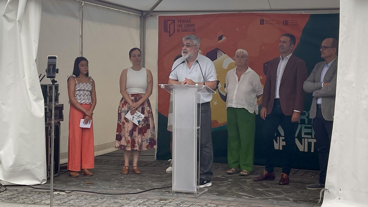 Viveiro inauguró junto a la ría su emblemática Feira do Libro, que estará abierta hasta el 16
