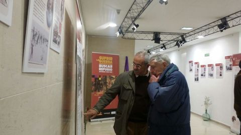 Chema Castiello muestra la exposici�n �Sufrir la guerra, buscar refugio� a Eleuterio Quintanilla Sotura, hijo del maestro que da nombre al grupo, que con 95 a�os vino desde Burdeos participar en las jornadas de inauguraci�n en 2017