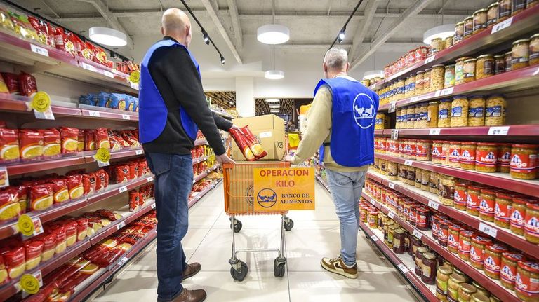 Dos de los internos de A Lama que este fin de semana participaron en la recogida anual de comida del banco de alimentos en Pontevedra.