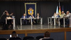 Pleno extraordinario celebrado este jueves en Ribeira por el caso de la gasolinera SBC de Xar�s.