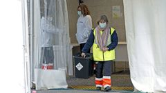 Personal que realiza pruebas PCR en el covid auto del Hospital Provincial de Pontevedra