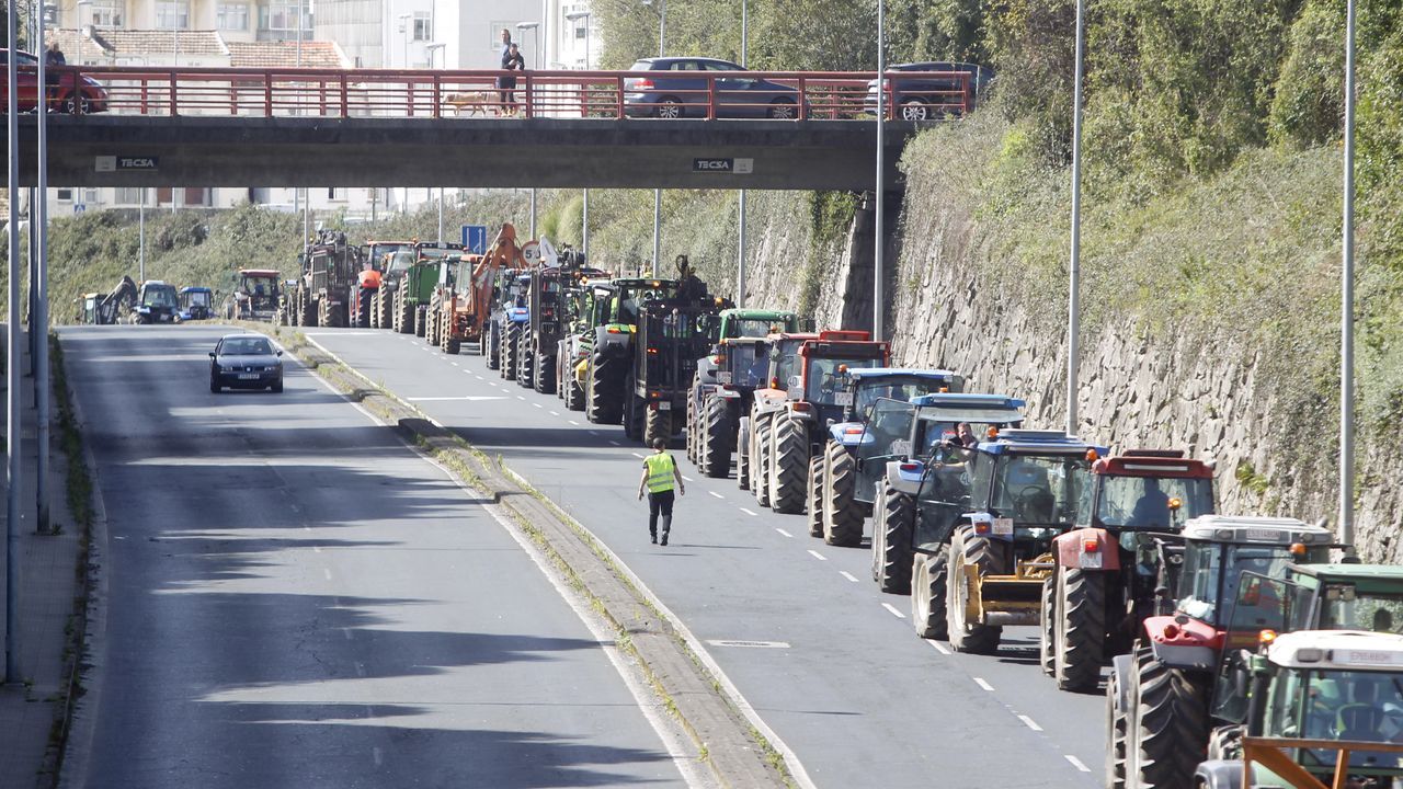 Camiones y tractores salen de nuevo a la calle en Ferrolterra