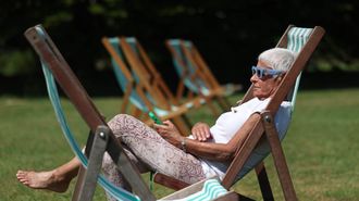 Imagen de archivo de una mujer mientras toma el sol en Londres. 