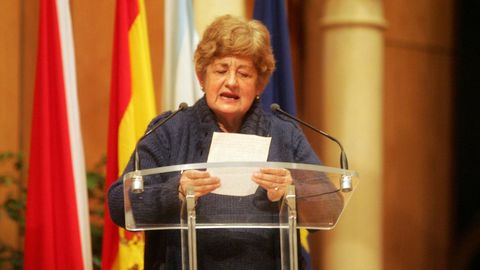 Concha Nogueira recogiendo en el 2007 el reconocimiento de Viguesa Distinguida