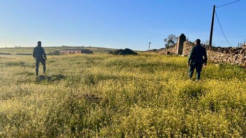 Agentes de la Guardia Civil buscan a Vicente, antes de que fuese hallado su cadver el pasado viernes 9 de marzo