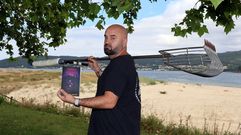 David Prego, con el rastro y su primer libro, en la playa noiesa de Testal