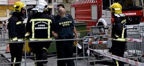 Guardia Civil y bomberos, con la sart�n que provoc� el incendio en el suelo. 