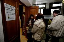 Colas a la puerta del Concello de Vilanova de aspirantes a trabajar en el centro comercial.