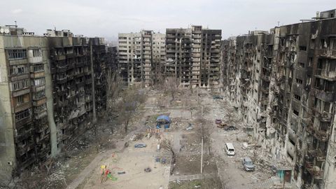 Imagen captada por un dron de un conjunto de edificios residenciales arrasados por las bombas rusas en Maripol