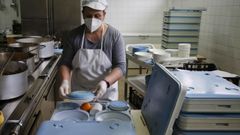 Imagen de archivo de un servicio del comedor sobre rodas