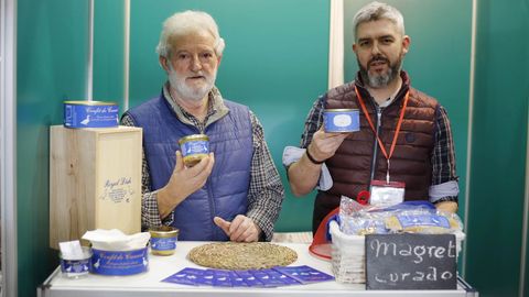 Silverio Tall�n, a la derecha, dirige Anades Galicia, en Vilardev�s, una empresa de productos de pato