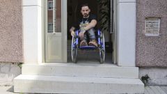 El ferrolano Mario Becerra se hizo viral en su cuenta de Tik Tok mostrando todo el proceso que debe realizar para subir gateando hasta su casa, un segundo piso en un edificio sin ascensor