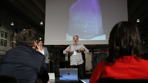 A Fraga Milmañas. Fernando Moreno, del CEIP Ponte dos Brozos, es un veterano de los Proyecta Innovación. Ayer presentó, junto a Mónica Sanjurjo una iniciativa para «masticar» un libro a través de apps, realidad aumentada y gamificación, aunque es, dicen ellos, su proyecto «menos tecnológico».