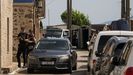 Agentes del Cuerpo Nacional de Polic�a durante el registro de los inmuebles donde estaba almacenada la droga en A Ribeiri�a, en el municipio de A Pobra do Carami�al