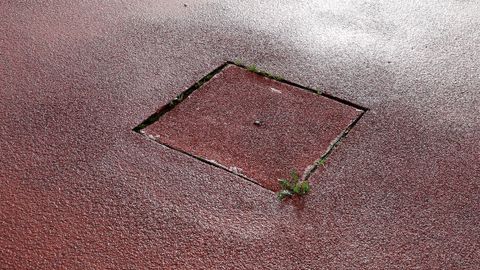 ABANDONO, DESPERFECTOS EN LA PISTA DE ATLETISMO DEL CAMPO MUNICIPAL DE A ALTA. POR LO QUE PERDIO LA HOMOLOGACION