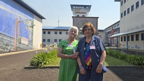 Dora Carrera y Tonina D�az, madres de la asociaci�n �rguete, dentro del centro penitenciario de A Lama. 