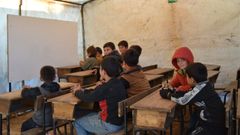 Ni�os sirios en las carpas donde dan clase.