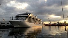 El �Marina�, atracado, y el �AidaMar�, entrando en el puerto