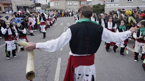 Desfile del domingo de carnaval en el concello de Sarreaus.