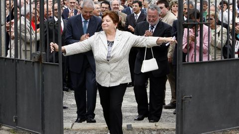 La presidenta de �rguete, Carmen Avenda�o, abre la verja del Pazo Bai�n, s�mbolo del narcotr�fico.