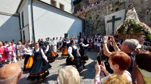 Otro aspecto de la danza tradicional que se ofreci en el exterior de la iglesia