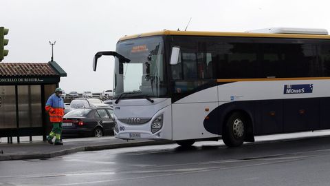 Imagen de archivo de un autobús de Monbus en Ribeira