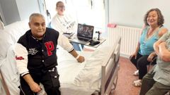 Leiro (izquierda), en la cama del hospital este viernes, el d�a que se cas� con su compa�era Bego�a (derecha)