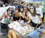Una pandilla de maruxainas, durante la comida de hermandad celebrada en San Cibrao.