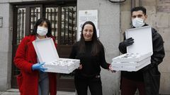 Carla Quintela y �lex Fern�ndez entregan la donaci�n de burritos a la responsable del comedor de C�ritas, Ana V�zquez (en el medio).