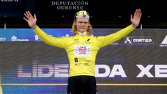 Julius Johansen posa con el maillot amarillo en el podio de la etapa 1 de O Gran Cami�o.