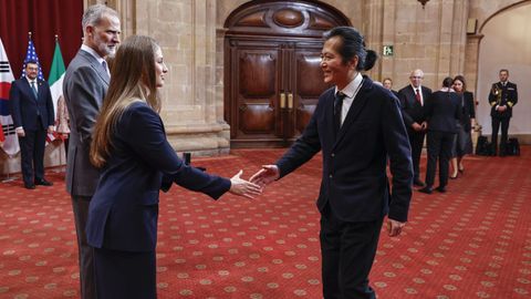 La princesa Leonor saluda a Byung-Chul Han, Premio Princesa de Asturias de Comunicaci�n y Humanidades 2025, durante la audiencia a los galardonados con los �Premios Princesa de Asturias 2025